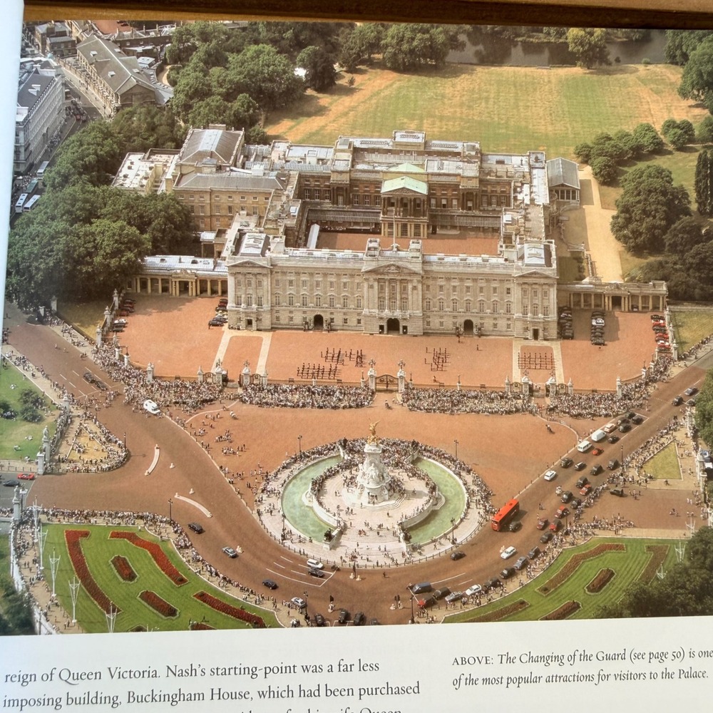 Buckingham Palace Official Souvenir Guide Royal Collection History Book 15.8oz - Picture 5 of 8